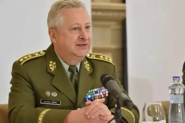 Знайшов спосіб: Міністр оборони Чехії покарав генерала, який підтримав передачу літаків Україні