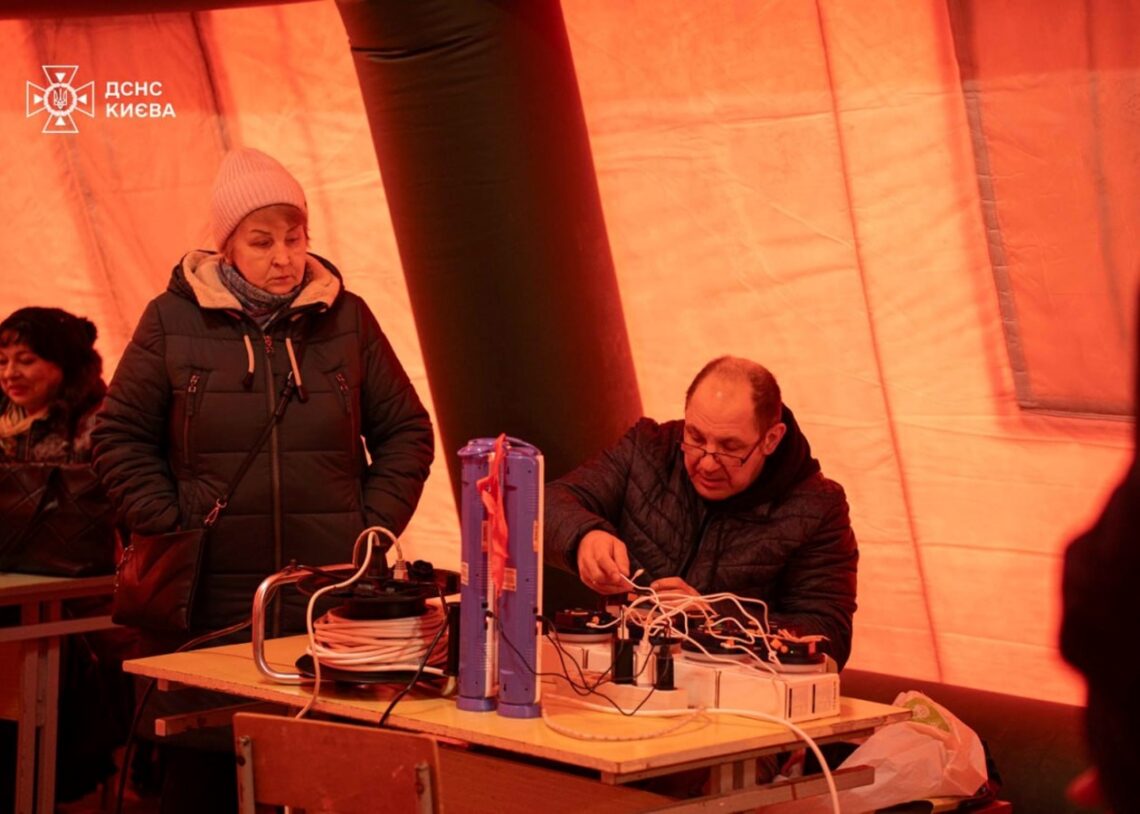 СюжетЗачинені магазини і черги на АЗС. Блекаут на Київщині