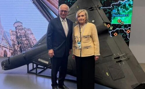 Ми не можемо дозволити манії Путіна визначати наше спільне майбутнє": Гілларі Клінтон опублікувала фото поряд зі збитим в Україні "Шахедом