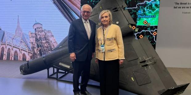 Ми не можемо дозволити манії Путіна визначати наше спільне майбутнє": Гілларі Клінтон опублікувала фото поряд зі збитим в Україні "Шахедом