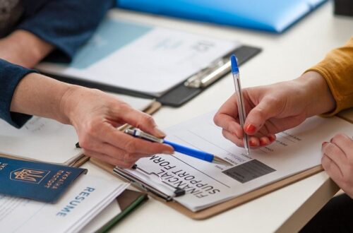 Не лише переселенці: хто може отримати фінансову допомогу в Україні