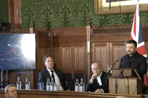 "Можемо бачити навіть кожного вбитого ворога": Зеленський показав планшет, який дозволяє стежити за фронтом у режимі реального часу