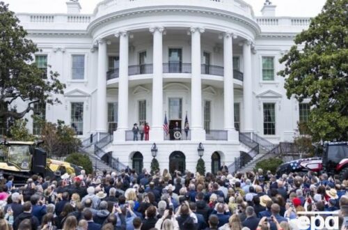 "За $5 на місяць ви отримуєте ексклюзив про чотири цицьки": Білий дім запустив сайт OnlyFarms, громадяни вже сміються