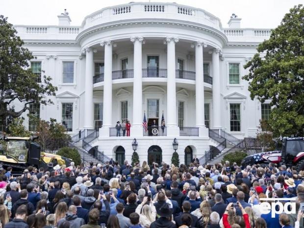 "За $5 на місяць ви отримуєте ексклюзив про чотири цицьки": Білий дім запустив сайт OnlyFarms, громадяни вже сміються
