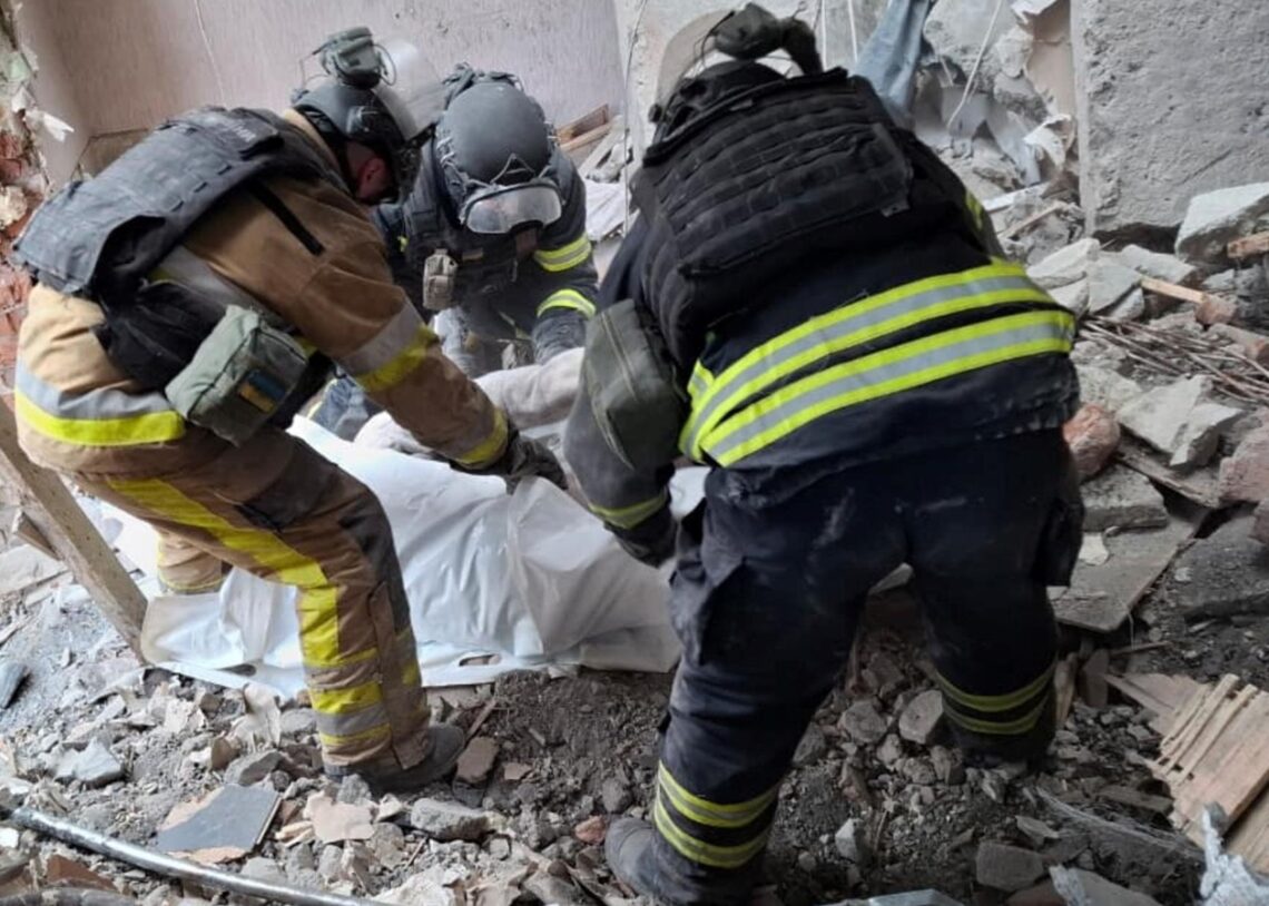 Троє загиблих, 16 поранених: у Дружківці завершили роботи на місці удару РФ