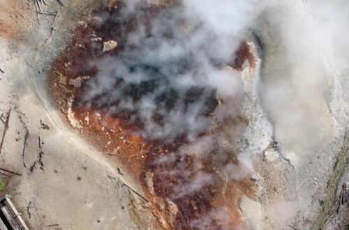 У США прокинувся найбільший у світі кислотний гейзер