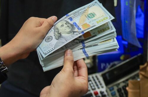 Долар в Україні за крок до психологічного рубежу