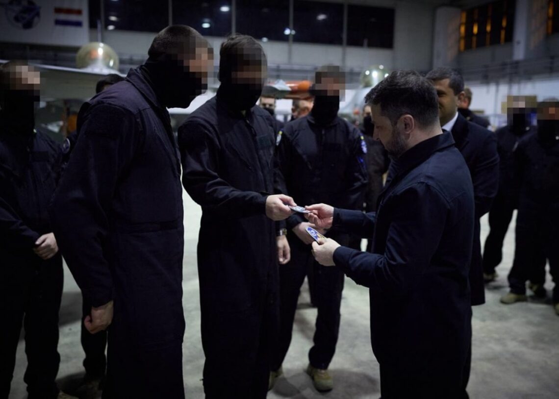 Зеленський у Румунії зустрівся з українськими пілотами F-16