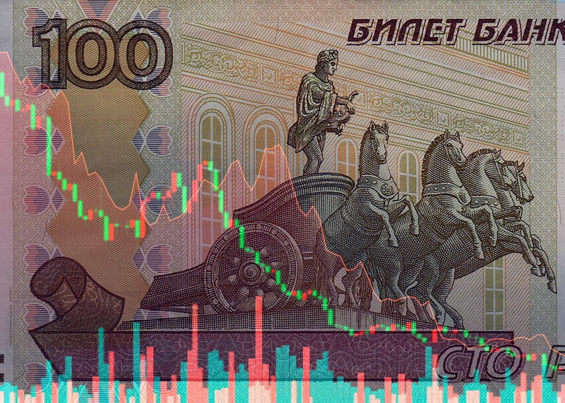 Курс рубля прискорив падіння попри зростання цін на нафту