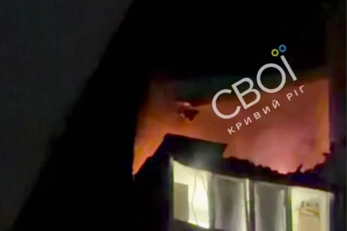 Кривий Ріг: російські дрони влучили у багатоповерхівку та підприємство