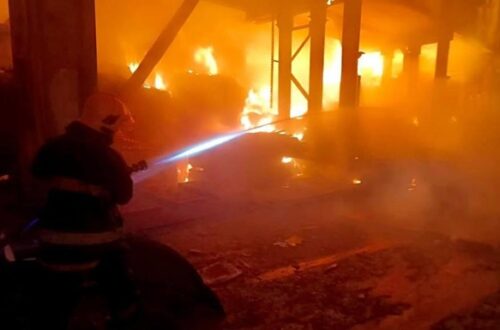 На Київщині внаслідок повітряної атаки палає підприємство., вогонь охопив 800 кв. м