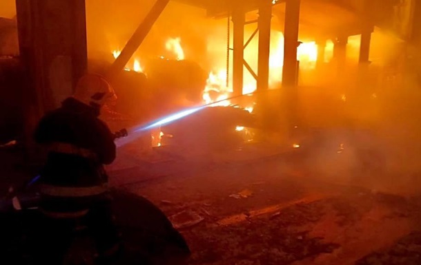 На Київщині внаслідок повітряної атаки палає підприємство., вогонь охопив 800 кв. м