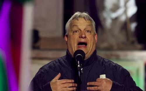 "Ви штовхаєте український віз!..": Орбан накричав на протестувальників, які прийшли на його виступ у місті, що раніше підтримувало Фідес (відео)