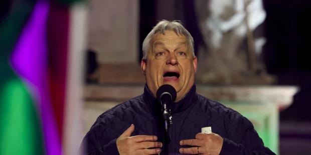 "Ви штовхаєте український віз!..": Орбан накричав на протестувальників, які прийшли на його виступ у місті, що раніше підтримувало Фідес (відео)