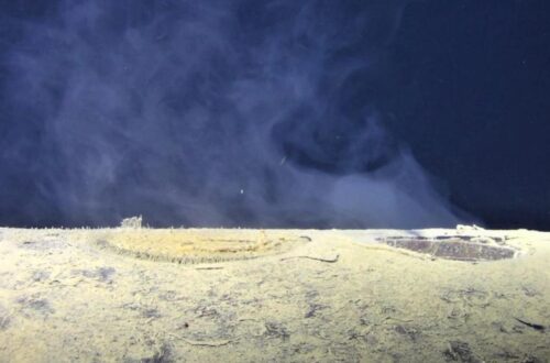 Затонулий радянський підводний човен випускає радіоактивні відходи в океан