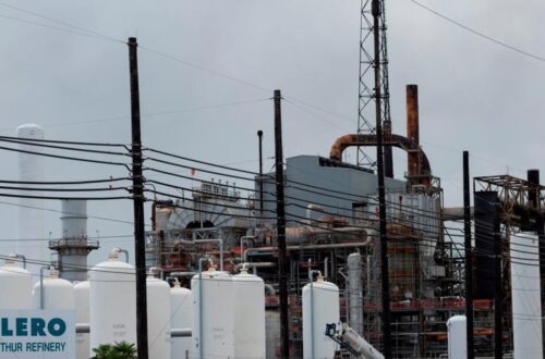 Потужний вибух стався на нафтопереробному заводі у США