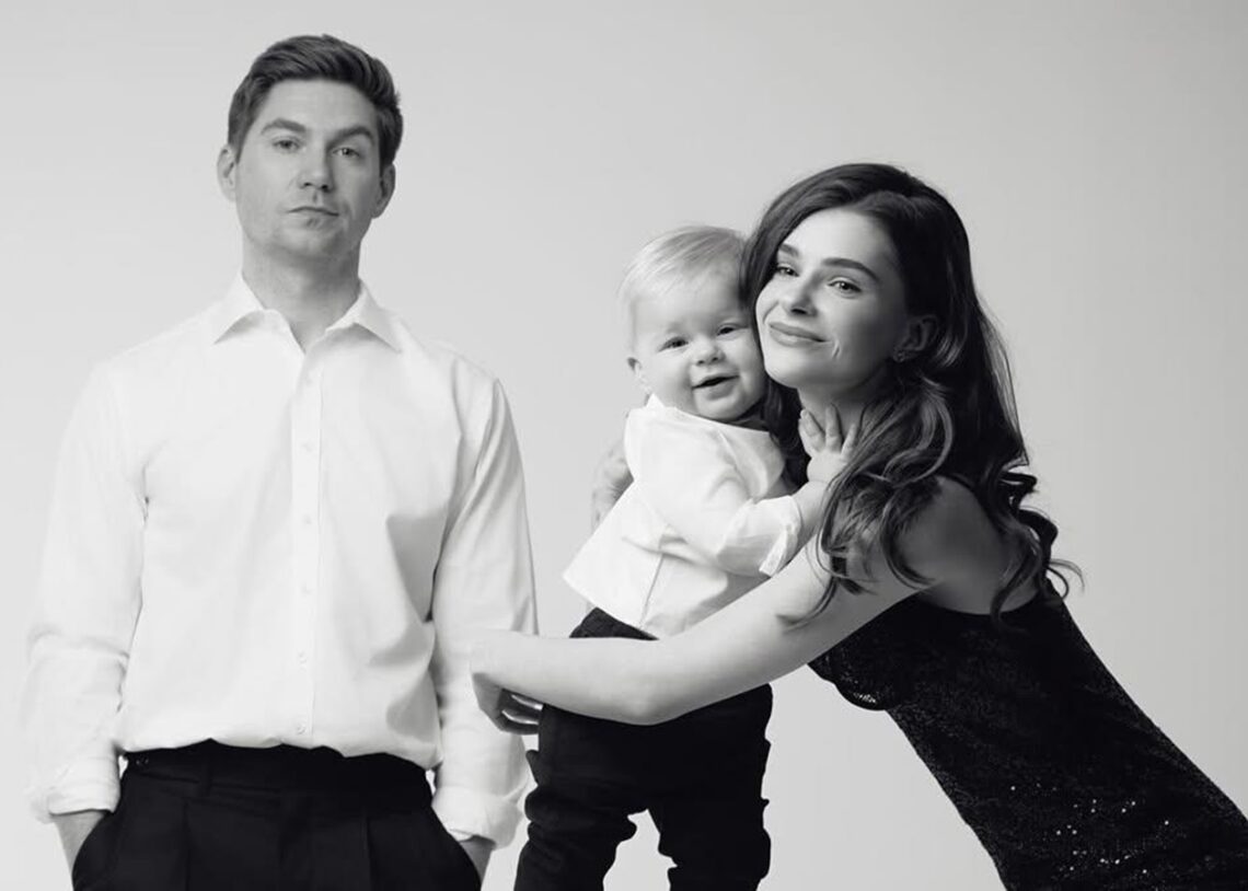 Остапчук із дружиною та сином покидає Україну