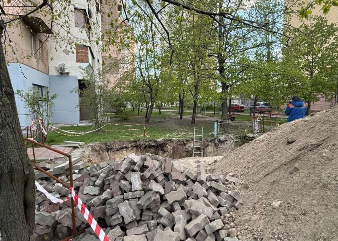 В Києві дівчина впала в неогороджену яму з водою