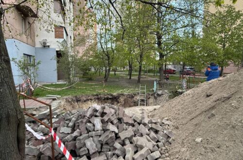 В Києві дівчина впала в неогороджену яму з водою