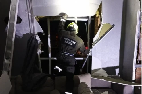 Обстріл Києва: рятувальники демонтують потрощені балкони та вікна постраждалих будинків