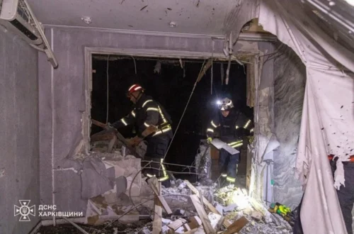 Удар по девʼятиповерхівці в Харкові: рятувальники показали наслідки