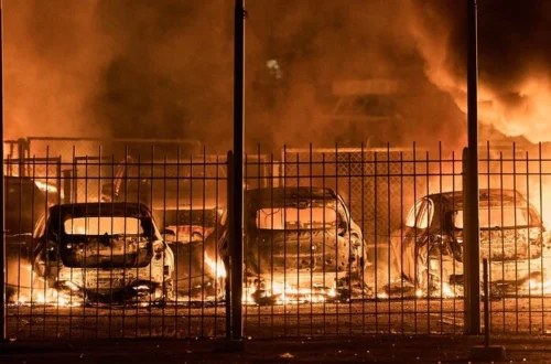 Удар по автосалонах на Степана Бандери: загинули двоє охоронців, знищено 60 машин (відео)
