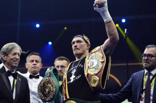Усик відмовився від усіх чемпіонських поясів