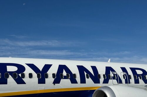 Пасажира затягнуло у розбите вікно літака Ryanair
