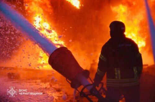 Атака посеред дня: У Києві палає бізнес-центр внаслідок падіння уламків дрона (відео)