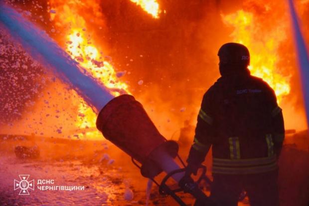 Атака посеред дня: У Києві палає бізнес-центр внаслідок падіння уламків дрона (відео)