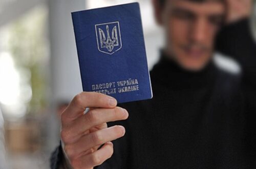 Уряд змінив правила обслуговування чоловіків у консульствах за кордоном