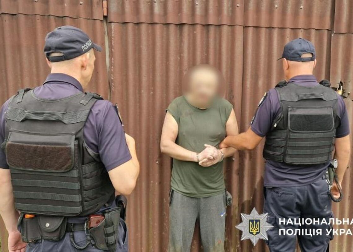 На Буковині затримали чоловіка, який поранив двох поліцейських