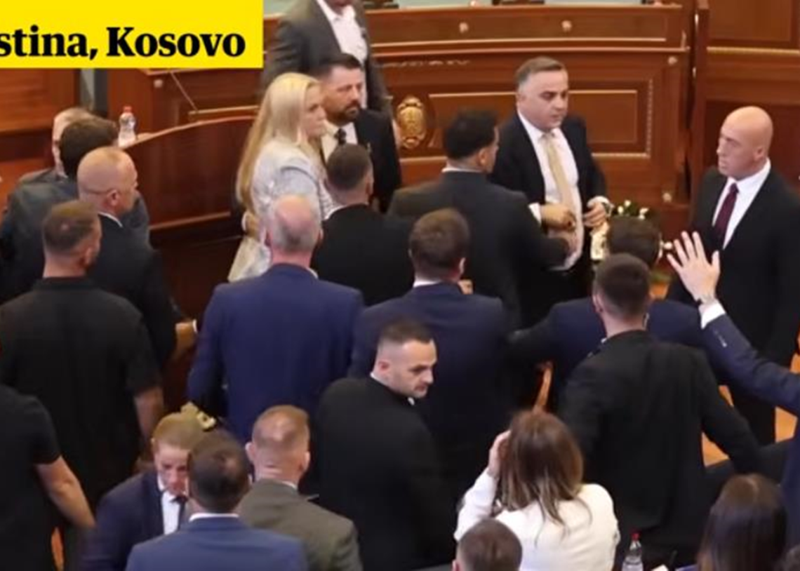 У Косові прем'єра закидали яйцями під час засідання парламенту