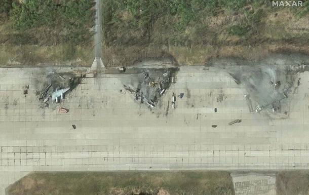Знищені російські літаки на авіабазі Олєнья