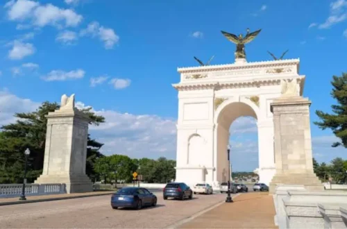 Переплюснути всіх: Трамп хоче розмістити снайперів і дрони у 76-метровій тріумфальній арці у Вашингтоні