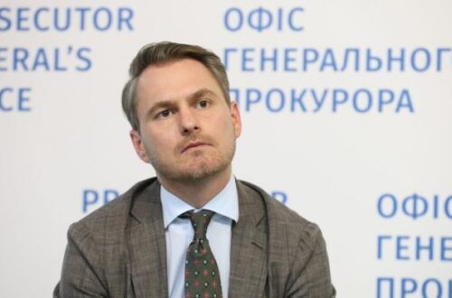 Колишні підлеглі у спокої не залишать: Офіс генпрокурора розслідує, що ж то за нагальна потреба погнала Кравченка у закордонне відрядження, в якому той розчинився