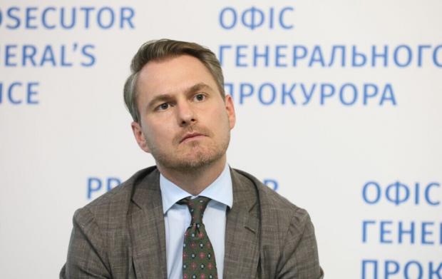 Колишні підлеглі у спокої не залишать: Офіс генпрокурора розслідує, що ж то за нагальна потреба погнала Кравченка у закордонне відрядження, в якому той розчинився