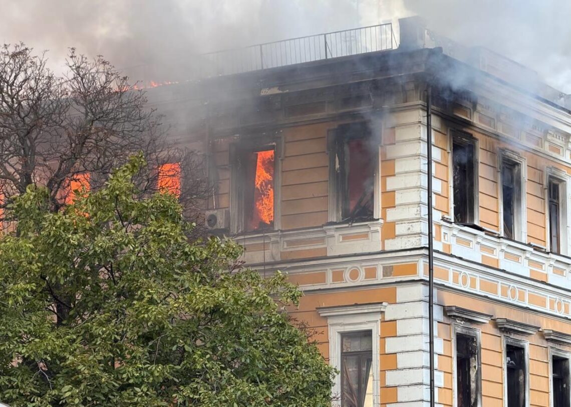 У Києві палає будівля НАН України після атаки БпЛА