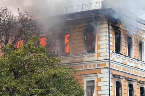 У Києві палає будівля НАН України після атаки БпЛА