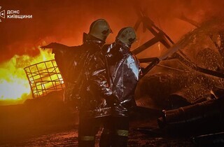 На Київщині після нічної атаки РФ спалахнули склади